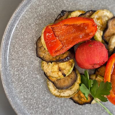 Овощи на гриле в Мужчина готовит по цене 350 ₽