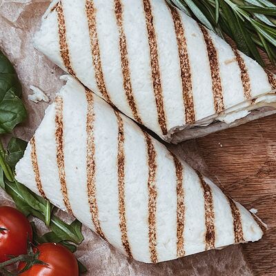 Сэндвич-ролл с куриной грудкой и соусом цезарь в Jeffreys coffee shop по цене 309 ₽