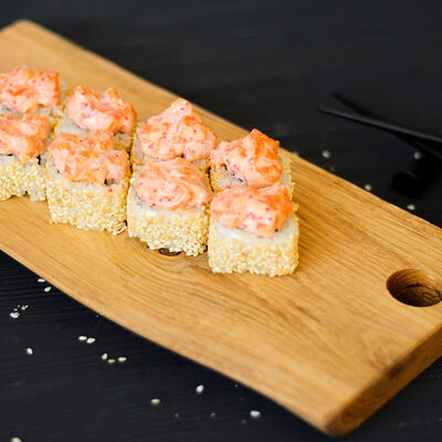 Спайс-ролл с лососем в Yomayo по цене 445 ₽