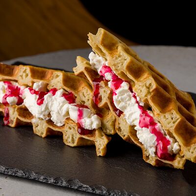 Воздушная бельгийская вафля с клюквенным конфи и крем-чиз в BEATS BREW по цене 990 ₽