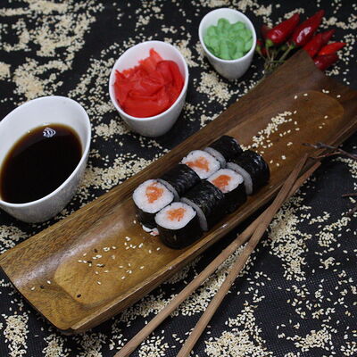 Сяке ролл в Много пиццы по цене 377 ₽