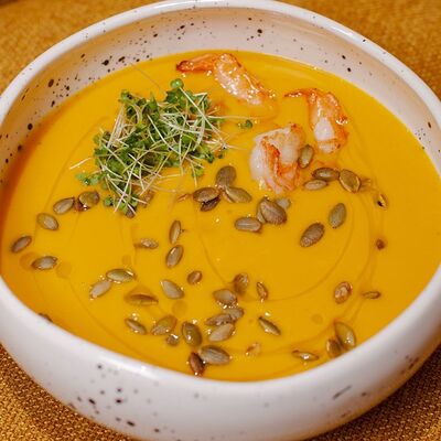 Тыквенный крем-суп на кокосовом молоке с креветками в En Ferio по цене 610 ₽