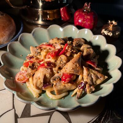 Лагман с копчёным цыпленком в соусе карри в Куркума по цене 730 ₽