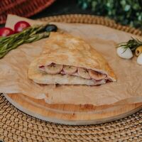 Чебурек с клубникой и бананом в Много чебуреков