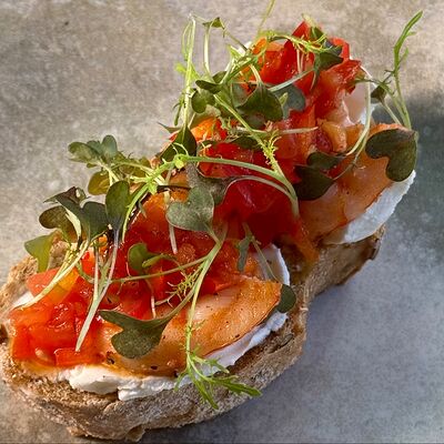 Кростини с креветками и крем-фрешем в Три Б по цене 450 ₽