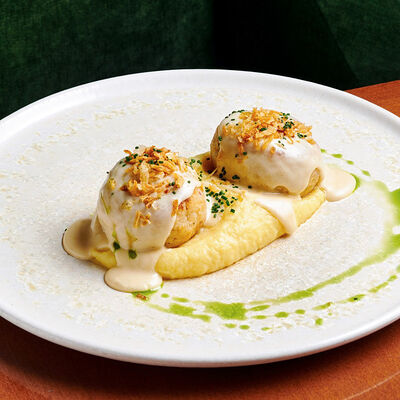 Котлеты из щуки в сырном релише с картофельным пюре и хрустящим луком в Булгаков по цене 760 ₽