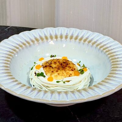 Ореховый крамбл с крем-брюле и смородиной в Веранда по цене 580 ₽