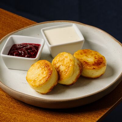 Сырники со сметаной и вареньем в Кристалл по цене 455 ₽