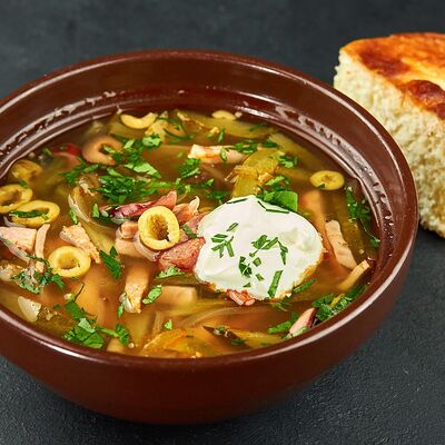 Мясная солянка с открытого огня со сметаной и хлебом в Мясо есть по цене 299 ₽