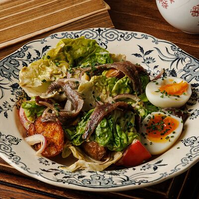 Салат с анчоусами в L Atelier Petrovka по цене 2200 ₽