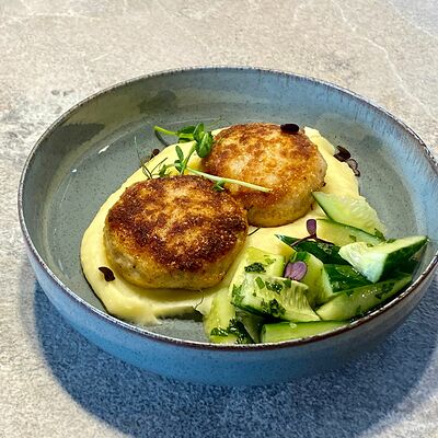 Котлеты из индейки с картофельным пюре в Gosti по цене 679 ₽