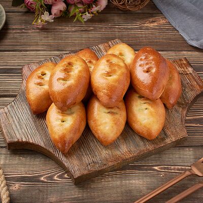 Фуршетные пирожки с яйцом и зелёным луком в Ватруш пекарня-кондитерская по цене 890 ₽