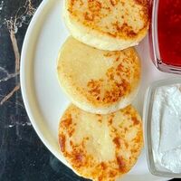 Сырники со сметанойв Albert coffee