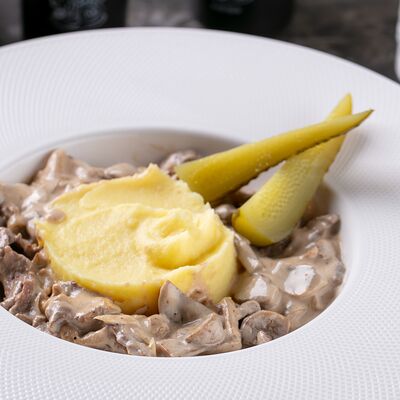 Бефстроганов из говяжьей вырезки в Кристалл по цене 1150 ₽