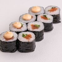 Ролл со слабосоленым лососем и зеленым луком, спайси и цедрой в Rolls