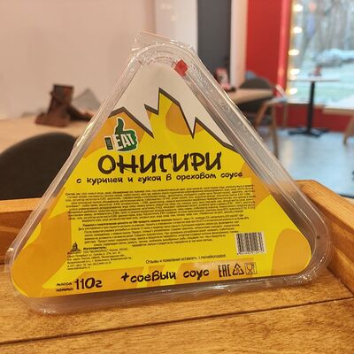 Онигири с курицей и чукой в ореховом соусе в Сёнэн чай по цене 230 ₽