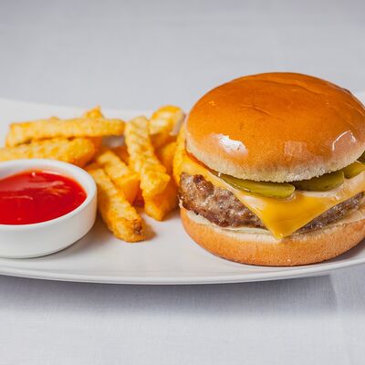 Детский чизбургер с картофелем фри в Шато Винтаж по цене 520 ₽