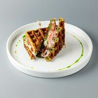 Сэндвич с говяжьим беконом в 1st Gallery Lounge