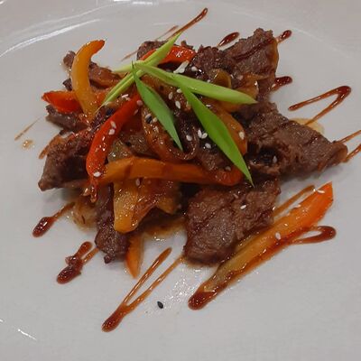 Говядина по-тайски с рисом и овощами в Каролина по цене 610 ₽