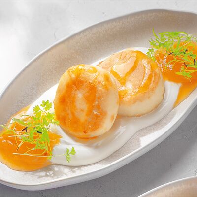 Сырники с кремом из сметаны и абрикосовым вареньем в BEERMAN&Schlitz по цене 490 ₽