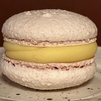 Макарон маракуйя-горгонзолав Biscuit House по цене 450 ₽