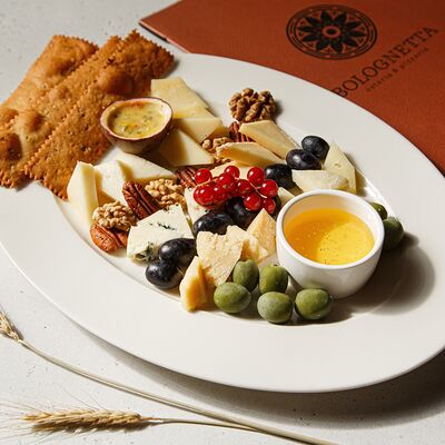 Тарелка с сырами в Болоньетта по цене 1380 ₽