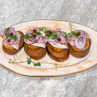 Сельдь с картофелем на тосте из бородинского хлеба в Встреча по цене 728 ₽