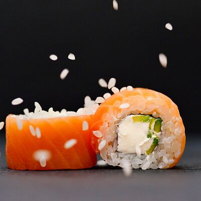 Филадельфия авокадо в Дзиро суши-бар по цене 870 ₽