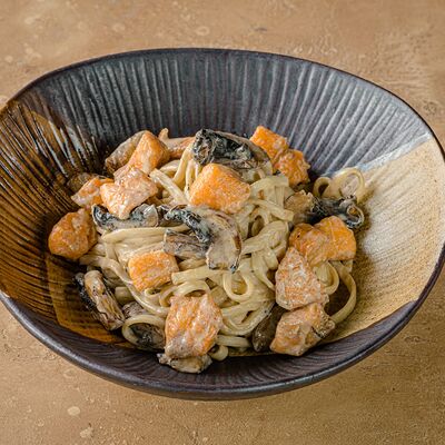 Удон с лососем в Maneki по цене 870 ₽