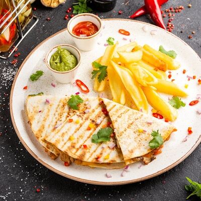 Кесадилья с курицей в Сытый Лось по цене 670 ₽