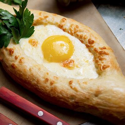 Хачапури по-аджарски классик в Meal me по цене 440 ₽