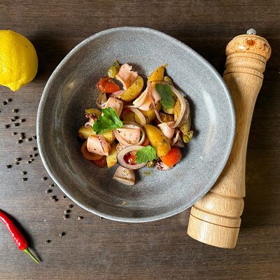 Тёплый салат с мини-кальмарами, печеным картофелем и оливками в PizzAmore по цене 930 ₽