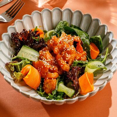 Теплый салат с цыпленком тандури в арахисовом соусе в Кукумбер по цене 750 ₽