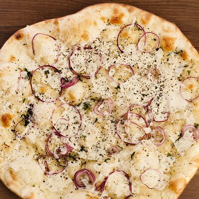 Фокачча с луком и сыром (31 см) в Pizzadonia по цене 280 ₽