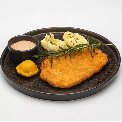 Шницель по-Венски из грудки цыплёнка с картофельным пюре в Le dessert по цене 720 ₽