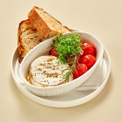 Запеченный камамбер с кули в Регано по цене 875 ₽