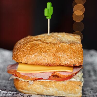 Чиабатта Пеперони и ветчина в El papa chapa по цене 390 ₽