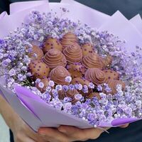 Клубника в шоколаде букет с живыми цветами гипсофилы Purpleв Sweetness