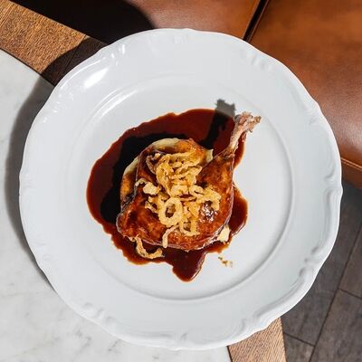 Утиная ножка конфи с пюре в Гент по цене 1190 ₽