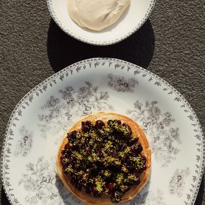 Панкейки с ягодами и фисташками в Folk по цене 620 ₽