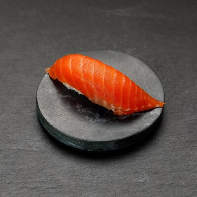 Суши с лососем в Yuzawa Sushi по цене 140 ₽
