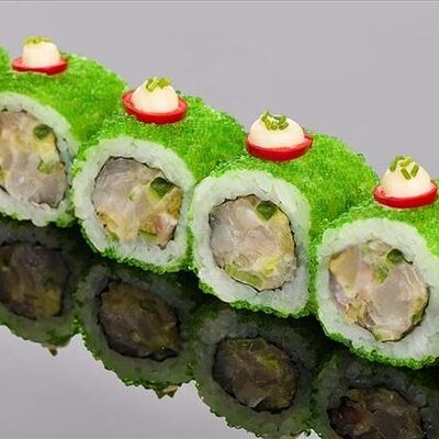 Ролл из сибаса с трюфельным соусом и перцем чили в Bluefin по цене 1960 ₽