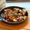 Сковородка с курицей в сливочном соусе в Cubby Bar по цене 500
