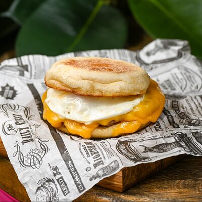 Маффин с яйцом и горячим напиткомв Контейнер по цене 740 ₽