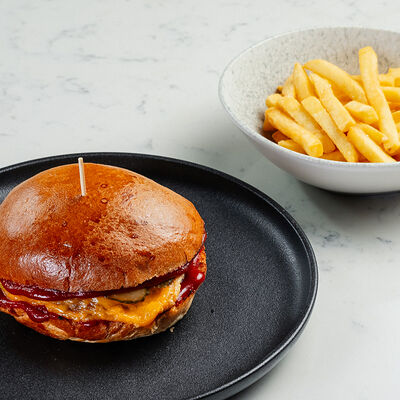 Чизбургер с фри в Cheeseria по цене 850 ₽