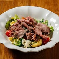 Салат с ростбифом и вялеными томатами в Паста & Пицца