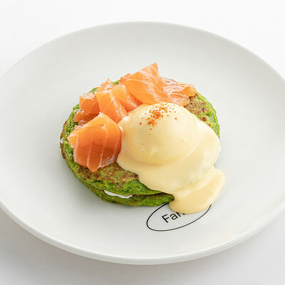Бенедикт с лососем на зелёных оладьях в Nothing Fancy по цене 1250 ₽