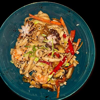 Лапша Wok c морепродуктами в Black Forest по цене 720 ₽