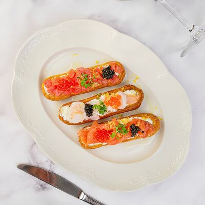 Ассорти эклеров в Круассан-кафе по цене 750 ₽