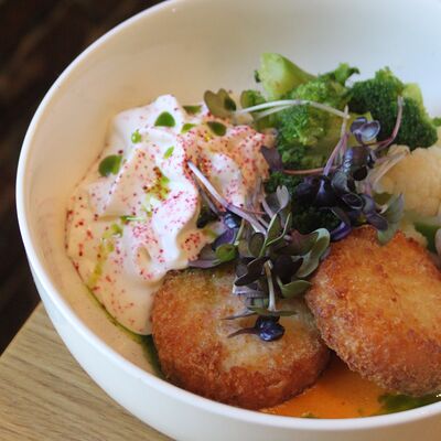 Котлеты из мяса креветок с брокколи и соусом спайси в Гербарий по цене 520 ₽